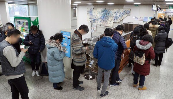 정경심 교수 재판을 참관하기 위해 줄을 서있는 방청객들/뉴스1