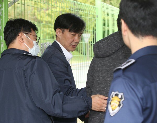 정경심 교수를 면회하기 위해 구치소로 들어서는 조국 전 장관/뉴스1