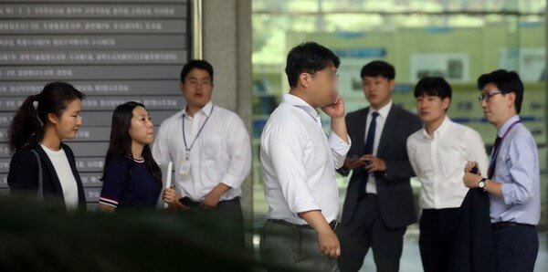 사모펀드 운용사 코링크프라이빗에쿼티(PE) 이 모 대표가 17일 오후 서울 서초구 서울중앙지방검찰청에서 검찰 조사를 위해 출석, 전화통화를 하고 있다. 이 씨는 조국 장관 5촌 조카 조 모씨 등과 함께 WFM·웰스씨앤티 등 투자기업 자금 50억원가량을 빼돌린 혐의를 받고 있다. 2019.9.17/뉴스1