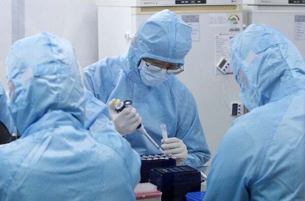 5일 오후 서울 금천구 코젠바이오텍에서 직원들이 신종 코로나 바이러스 감염증 진단시약을 제조하고 있다. 2020.2.5/뉴스1