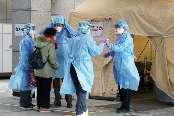 5일 오후 신종 코로나바이러스 감염증 17번째 확진자가 입원한 경기 고양 명지병원에 마련된 선별진료소에서 의료진이 병원을 찾은 내원자를 돌보고 있다. 2020.2.5/뉴스1