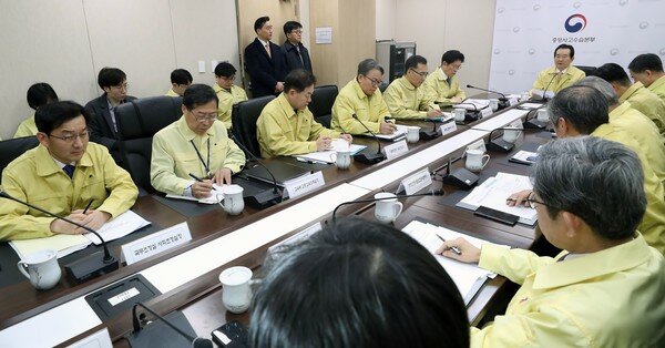 정세균 국무총리가 6일 정부세종청사 보건복지부에서 신종 코로나바이러스 감염증 중앙사고수습본부 회의를 주재하고 있다. 2020.2.6/뉴스1