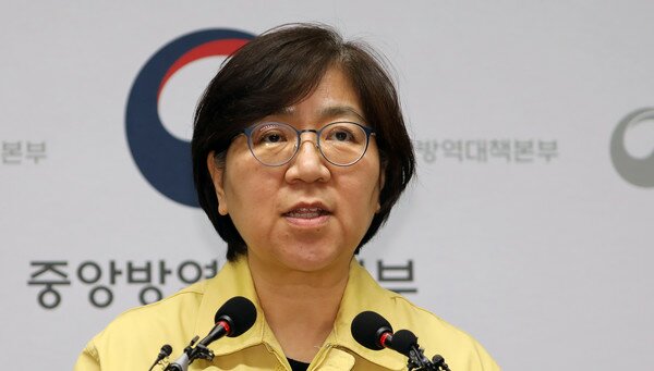 정은경 질병관리본부장이 11일 충북 청주시 오송읍 질병관리본부 브리핑실에서 신종 코로나바이러스 국내 발생 현황 브리핑을 하고 있다. 질병관리본부는 확진 판정을 받은 28번째 환자는 중국인 여성으로 3번째 환자의 밀접 접촉자로 분류돼 격리중었으나 격리기간 중 발열이 확인되지 않았다고 밝혔다. 이어 2차례 재검을 통해 10일 최종적으로 양성판정했다고 밝혔다. 2020.2.11/뉴스1