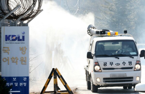 3차 우한 국민 수송을 하루 앞둔 11일 오후 임시 생활시설로 지정된 경기도 이천시 합동군사대학교 국방어학원 인근 도로에서 이천시 방역 차량이 약품을 뿌리고 있다. 2020.2.11/뉴스1