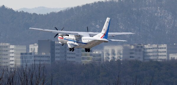 18일 경기 성남 서울공항에서 일본 요코하마항에 정박 중인 크루즈선에 타고 있는 우리 국민을 국내로 이송하기 위해 대통령 전용기(공군 3호기)가 이륙하고 있다. 2020.2.18/뉴스1