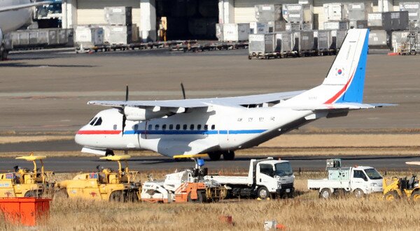 18일 오후 일본 크루즈선에 탑승중인 국민 5명을 국내로 데려오기 위해 서울공항을 출발한 대통령 전용 공군 3호기가 일본 하네다공항에 도착하고 있다. 일본 정부에 따르면 3700여명의 크루즈선 승객과 승무원 중 1723명이 코로나19 검사를 받았으며, 454명이 감염된 상태다. 전용기는 귀국을 희망하는 우리 국민 5명을 태워 오는 19일 오전 김포공항에 도착할 예정이다. 2020.2.18/뉴스1