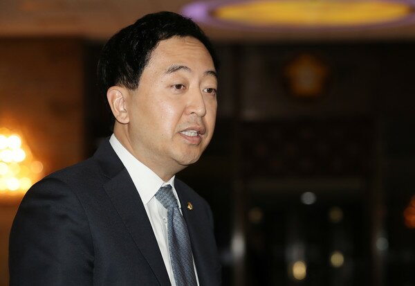 금태섭 의원이 28일 의원총회에 들어가기 전 경선에 대한 입장을 밝히고 있다./뉴스1